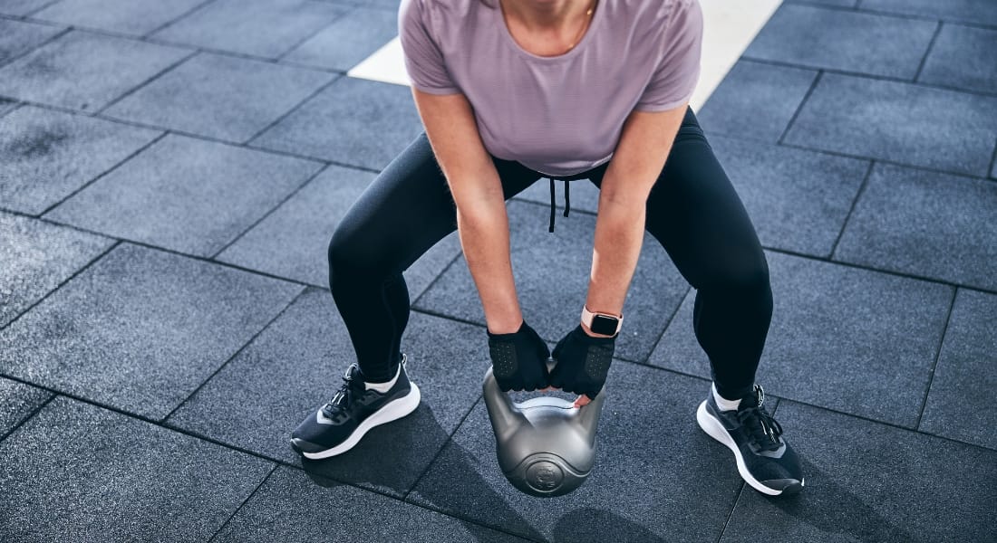 bài tập chũa cong vẹo cột sống: Kettlebell deadlift