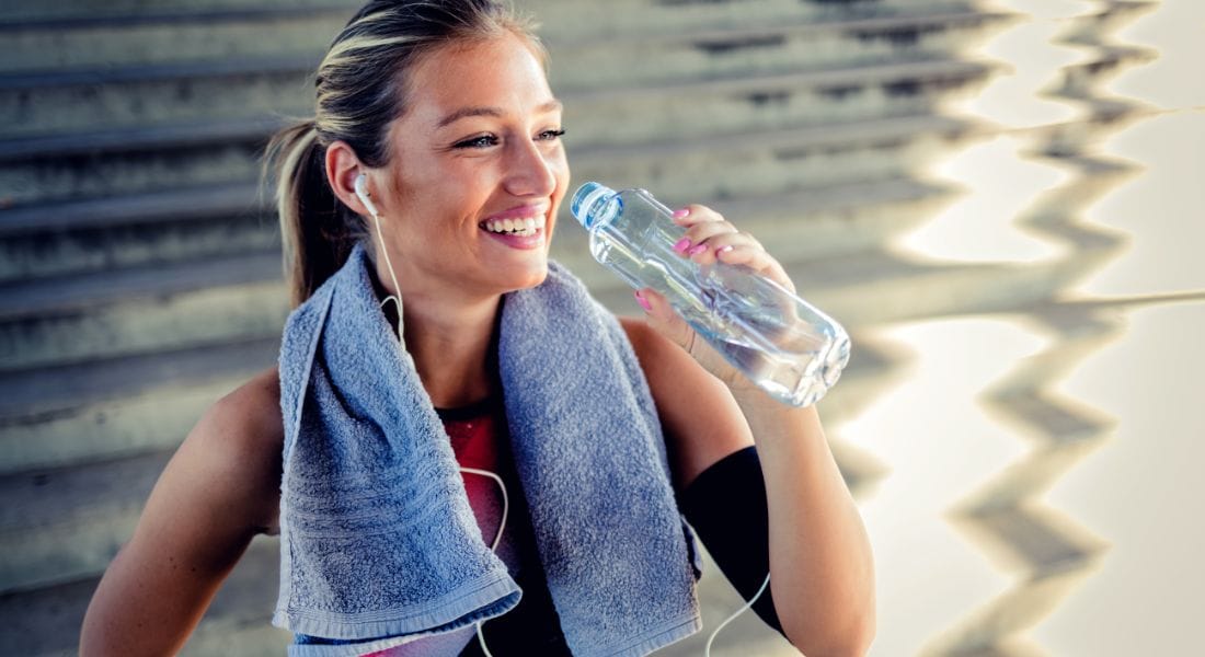 Uống đủ nước và bổ sung điện giải