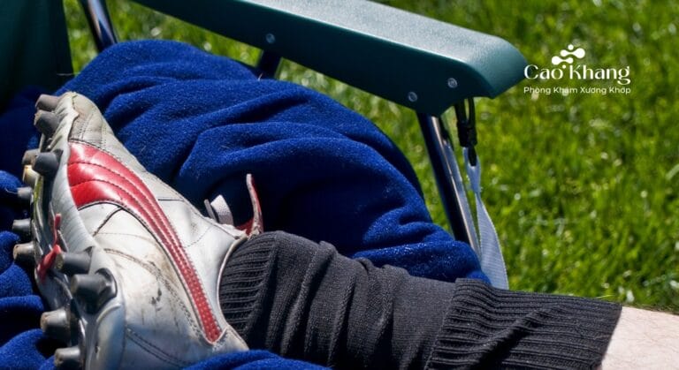 Trật khớp cổ chân nên làm gì