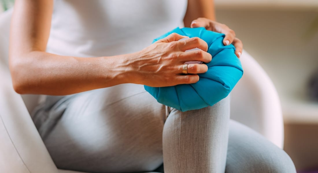 chườm lạnh khi bị bong gân