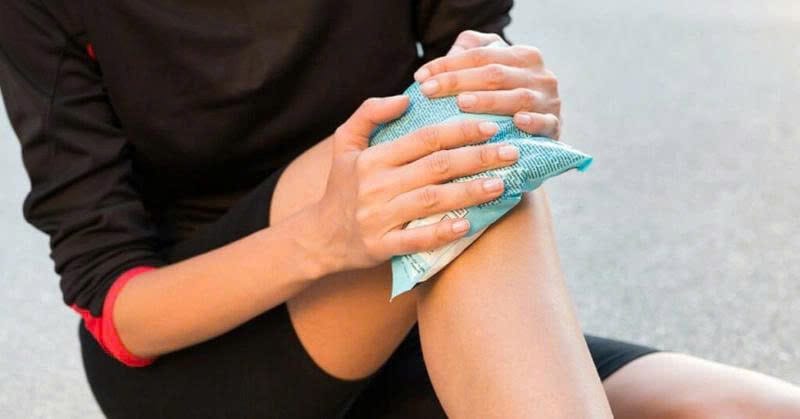 chờm lạnh khi bị bong gân đầu gối