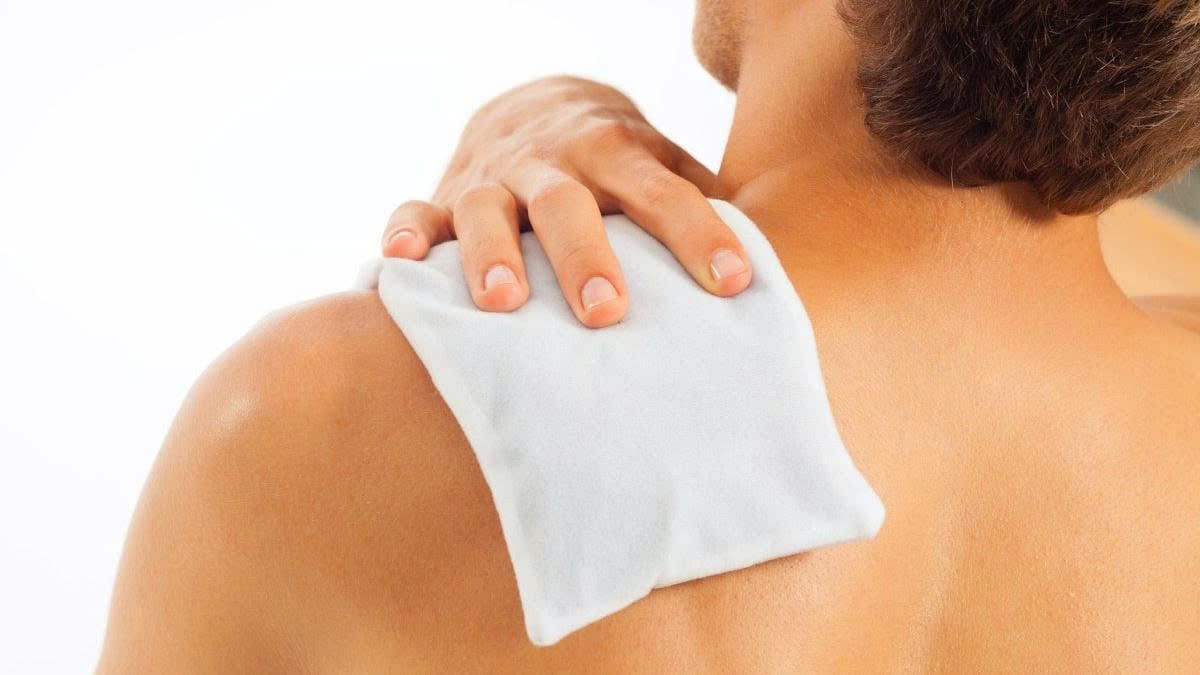 chườm lạnh khi bị trật khớp vai