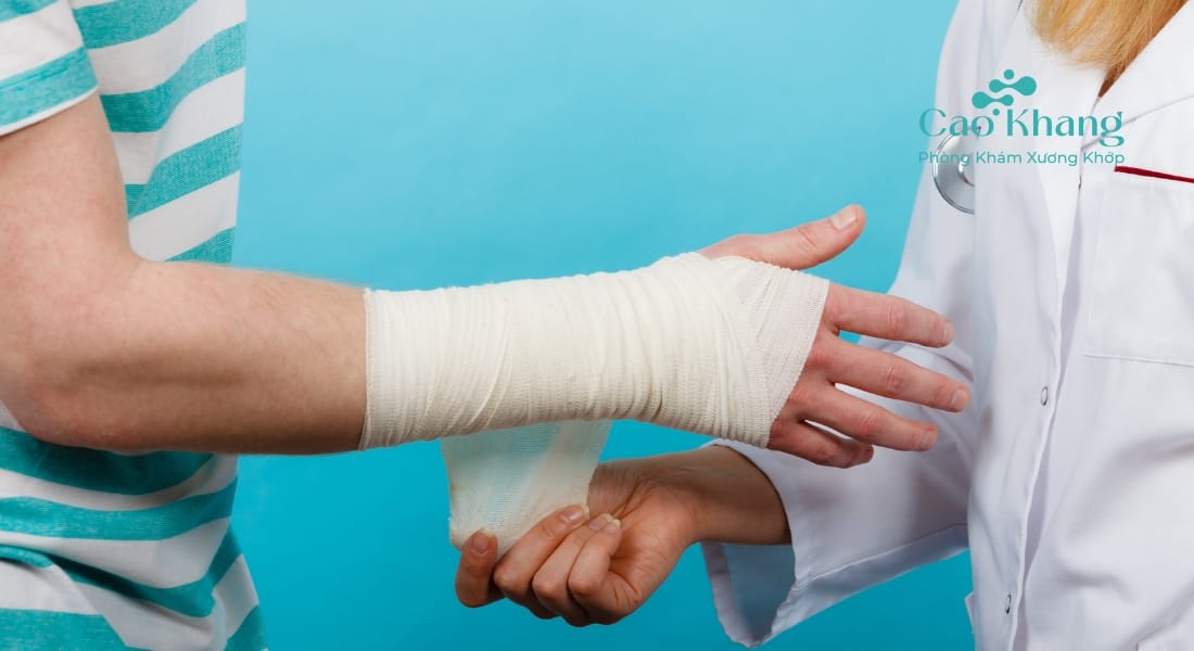 cách xử lý khi bị bong gân cổ tay