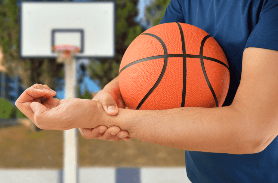 nguyên nhân bong gân cổ tay