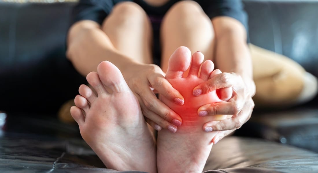 nguyên nhân trật khớp ngón chân