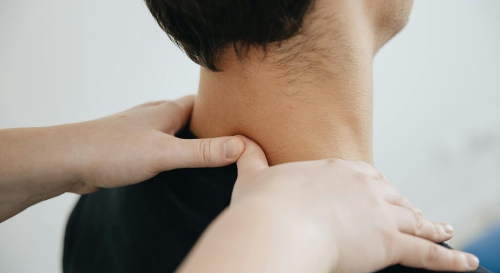 bấm huyệt cổ vai gáy