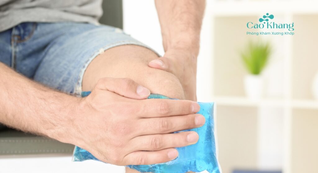 chườm lạnh làm giảm giãn dây chằng đầu gối