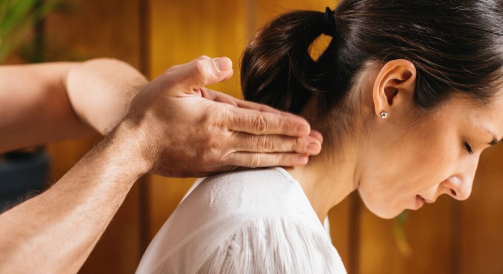 lợi ích của việc tự xoa bóp chữa đau vai gáy