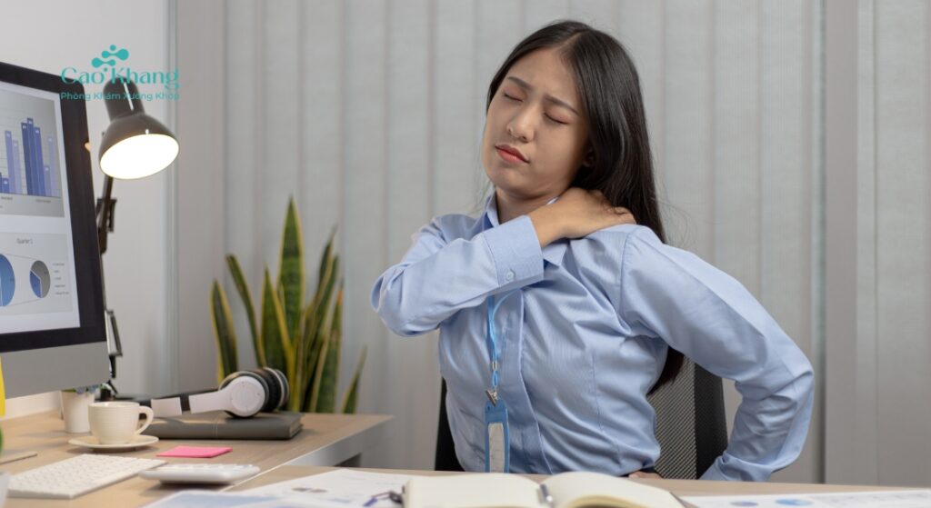 triệu chứng đau vai gáy bên trái