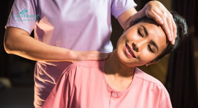 tự xoa bóp chữa đau vai gáy