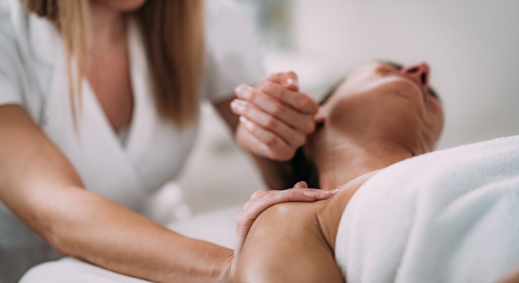 tự xoa bóp chữa đau vai gáy tại nhà