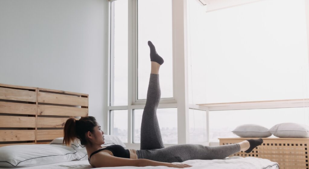 bài tập thoái hóa khớp gối - nâng chân thẳng