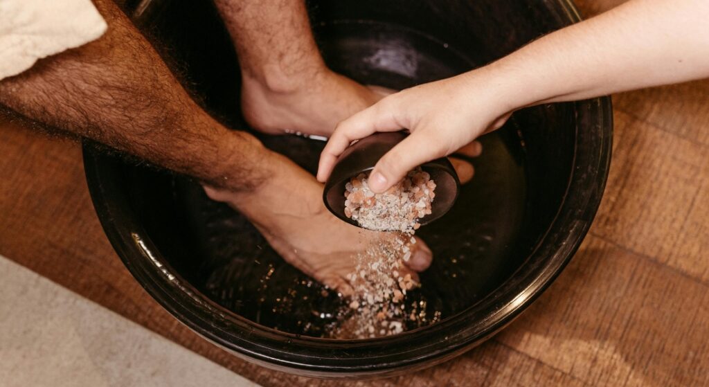 cách chữa bí tiểu dân gian ngâm chân