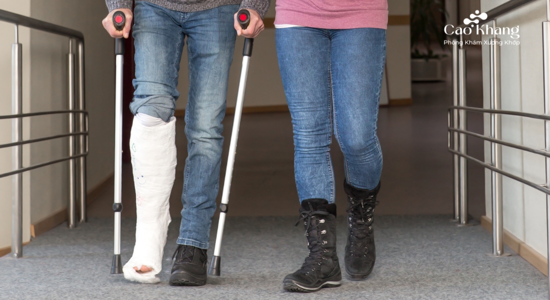 cách tập đi sau khi bị gãy xương gót chân