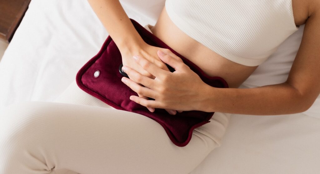chườm ấm vùng bụng dưới