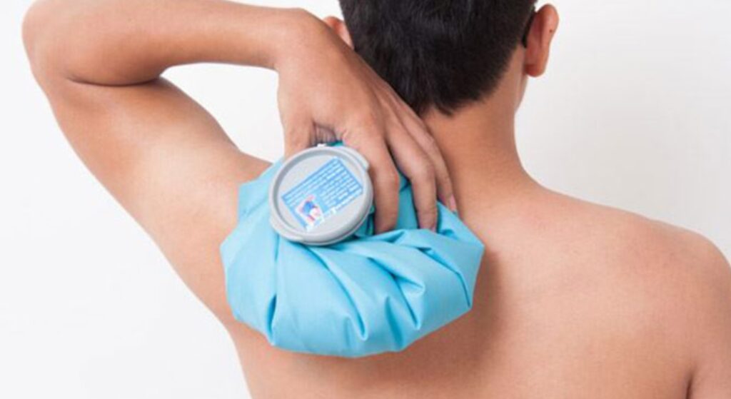 chườm lạnh bả vai