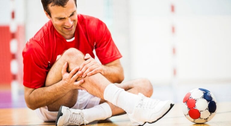cách chữa căng cơ khi đá bóng