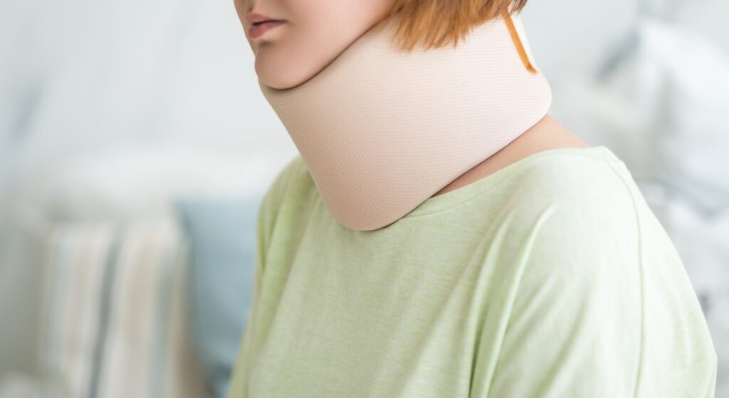 đeo nẹp cổ