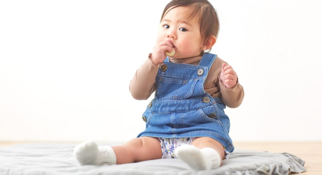 không nên cho trẻ tập ngồi sớm