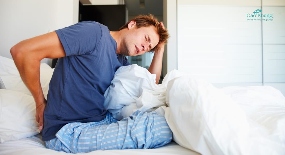 sáng ngủ dậy bị đau lưng dưới