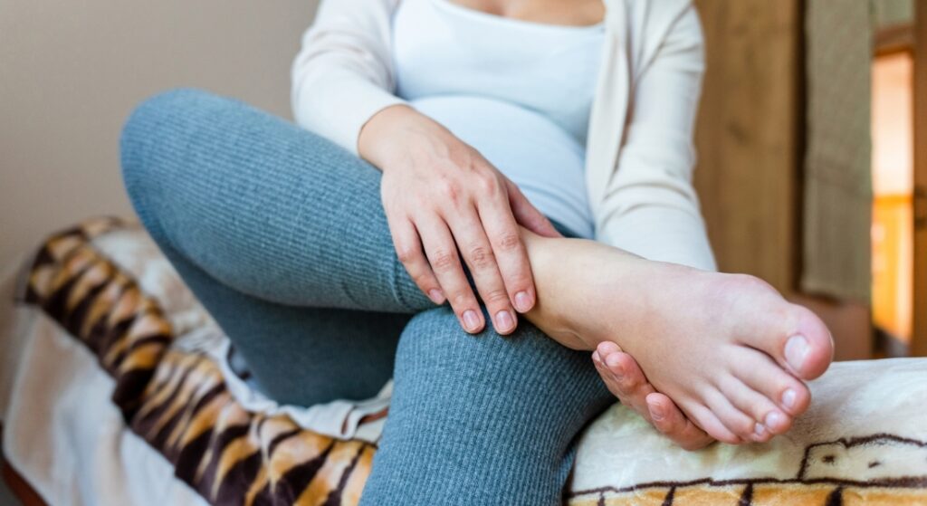 xoa bóp chân cho bà bầu