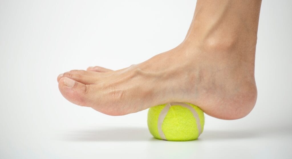 bài tập lăn bóng dưới bàn chân