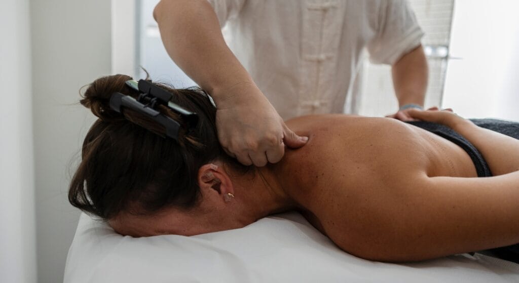 bấm huyệt cổ vai gáy