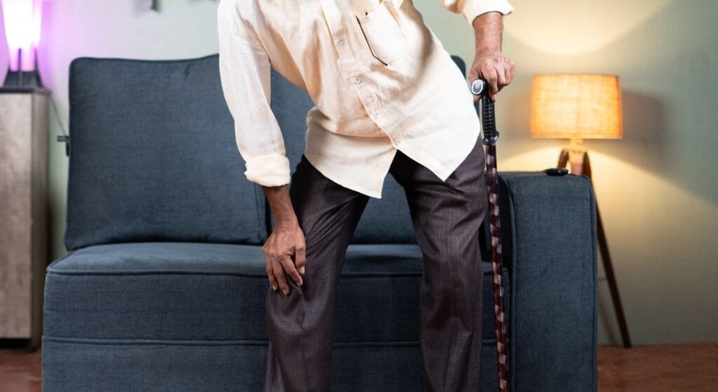 đau nhức xương khớp toàn thân do tuổi tác