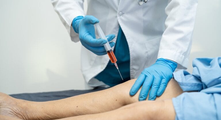 hút dịch khớp gối