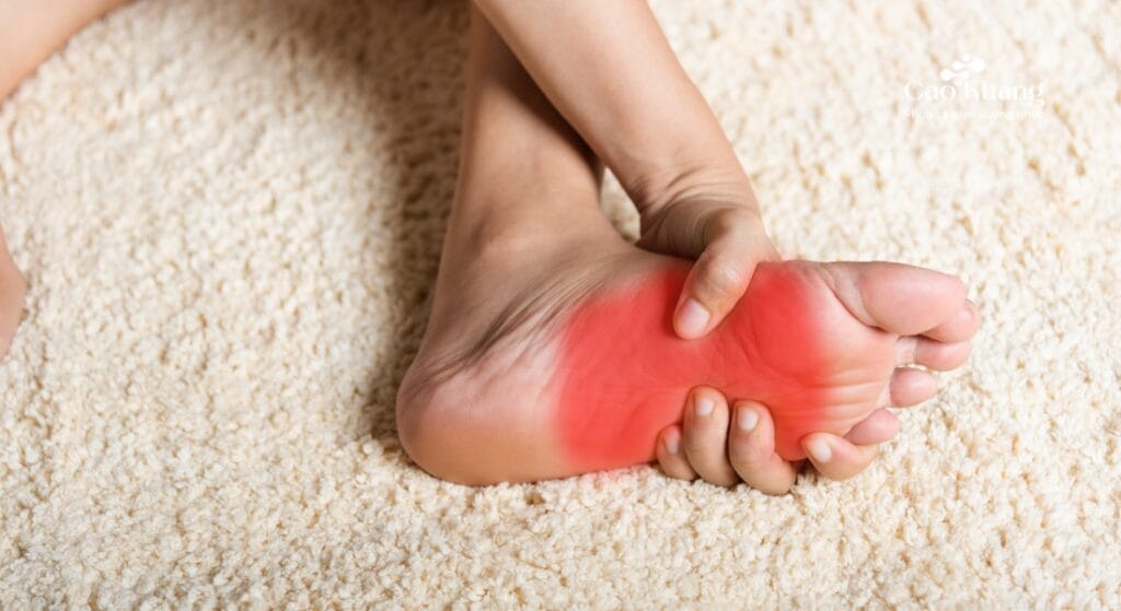 bị đau mu bàn chân