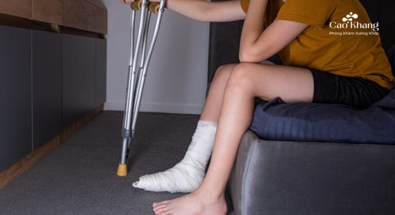 bó bột chân có đi được không