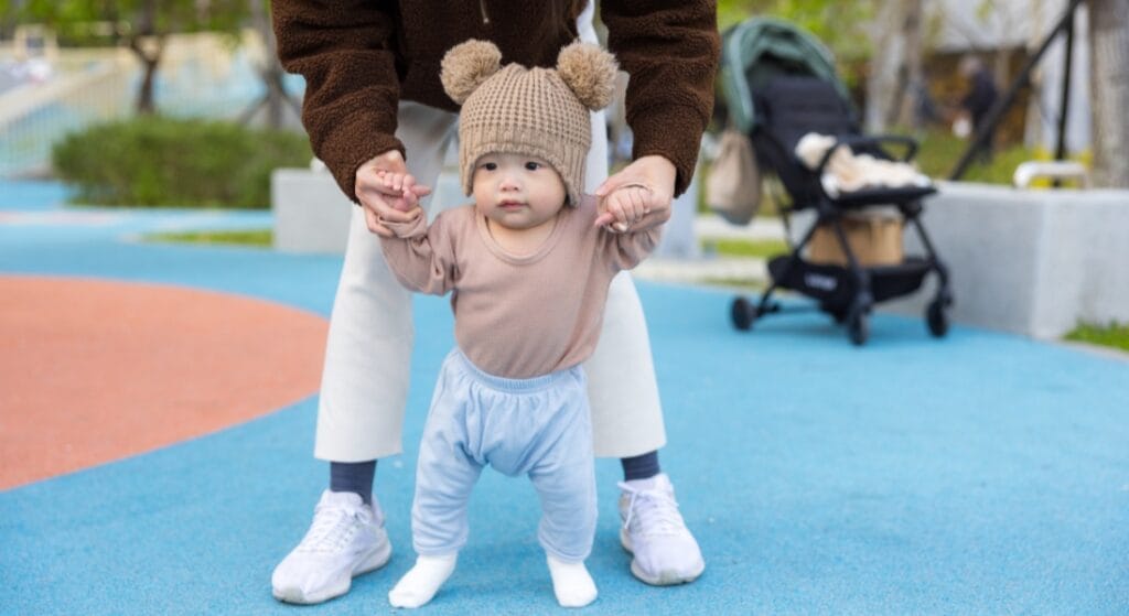 chân vòng kiềng do tập đi sớm