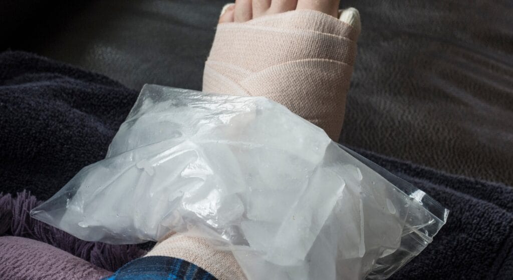 chườm lạnh khi đau mu bàn chân