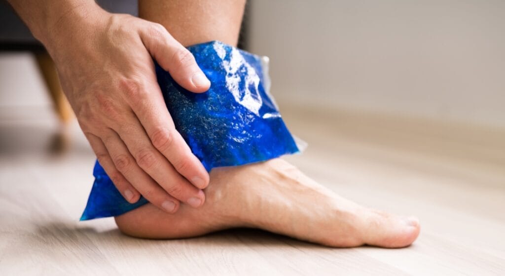 chườm lạnh tràn dịch khớp cổ chân