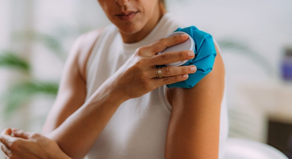 chườm lạnh vai