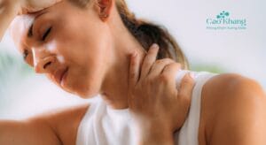 xoay cổ kêu rắc rắc