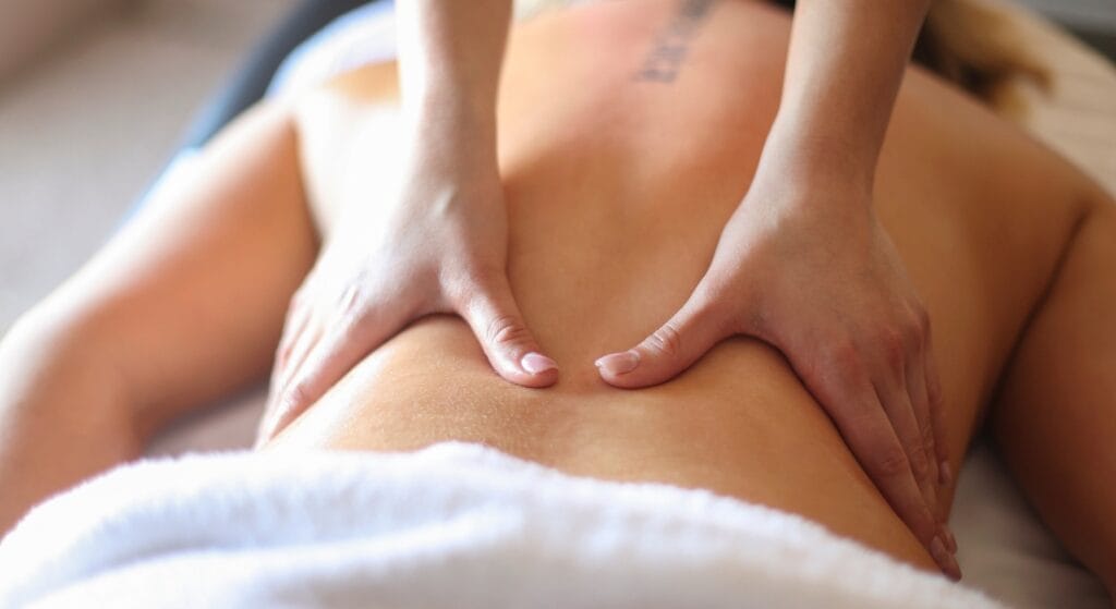 Massage bằng dầu nóng hoặc rượu thuốc