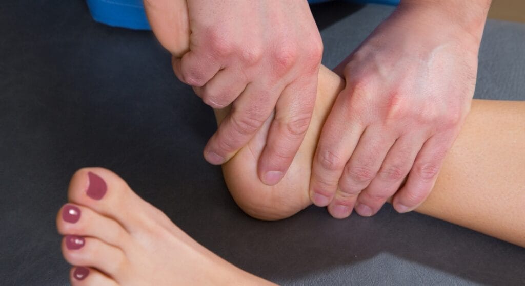 Massage mắt cá chân