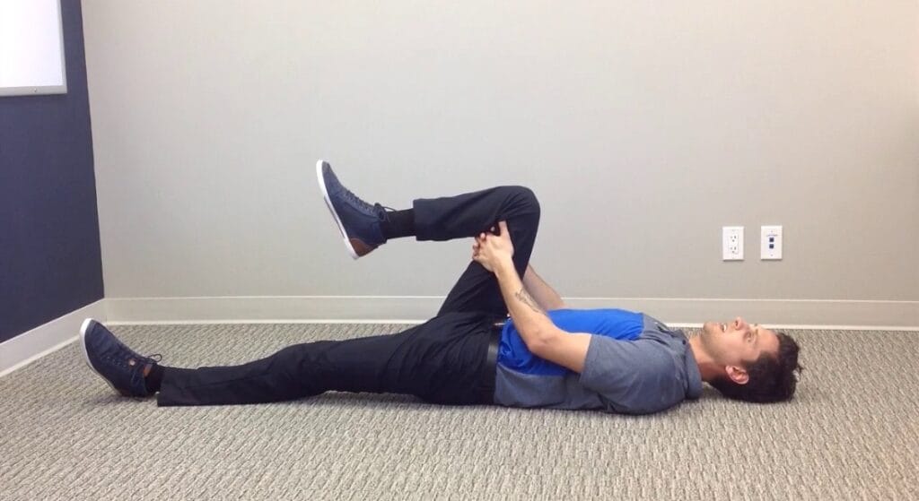 bài tập kéo gối về ngực