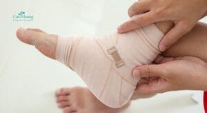 cách quấn băng khi bị lật cổ chân