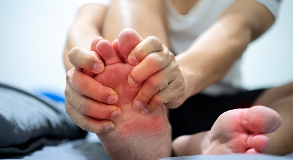 đau phía trên lòng bàn chân