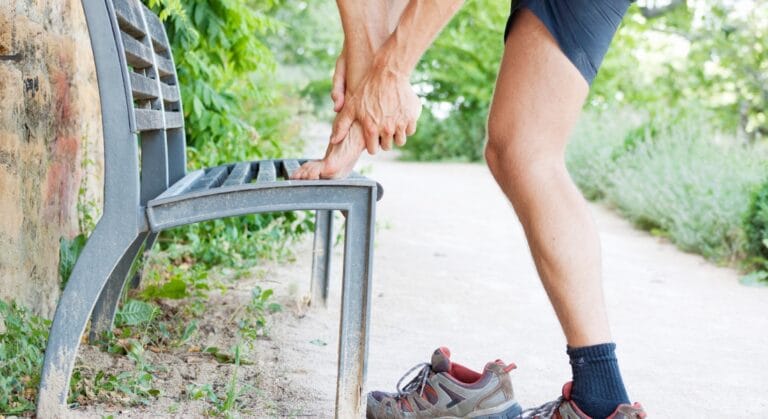 gai gót chân có nên đi bộ không