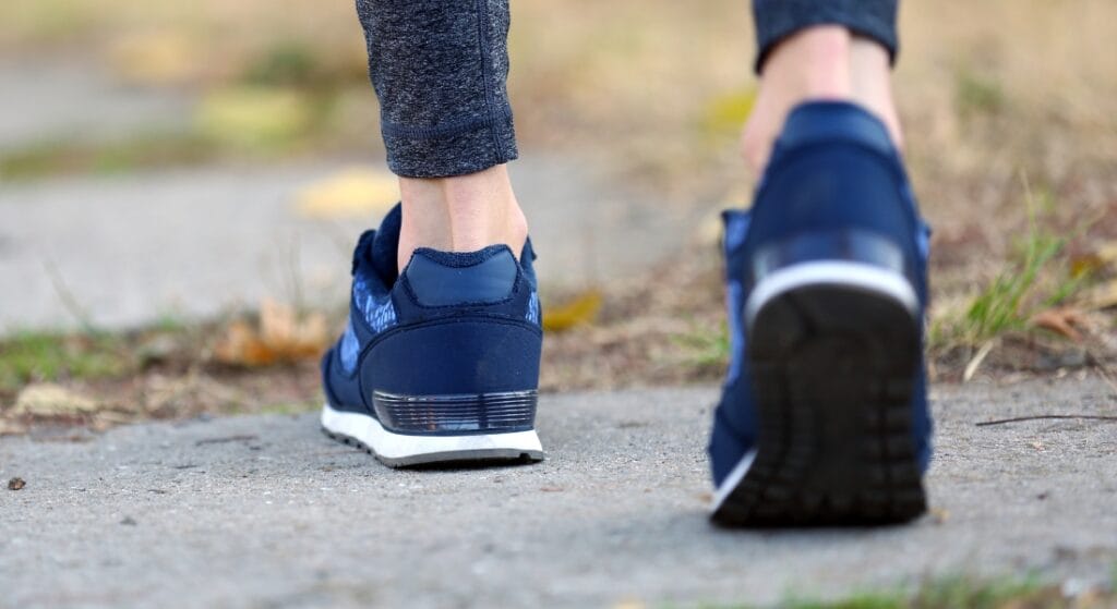 gai gót chân nên đi bộ không