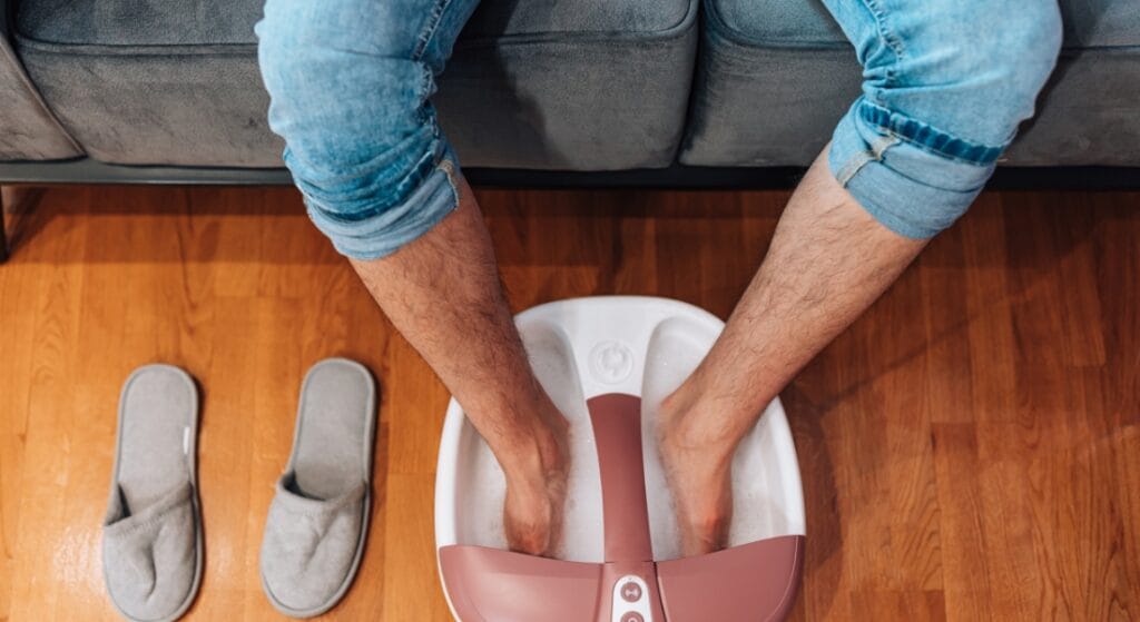 ngâm chân với nước muối ấm