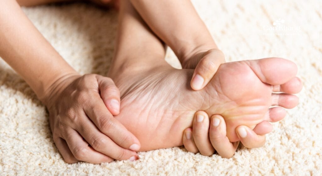 nguyên nhân tê lòng bàn chân