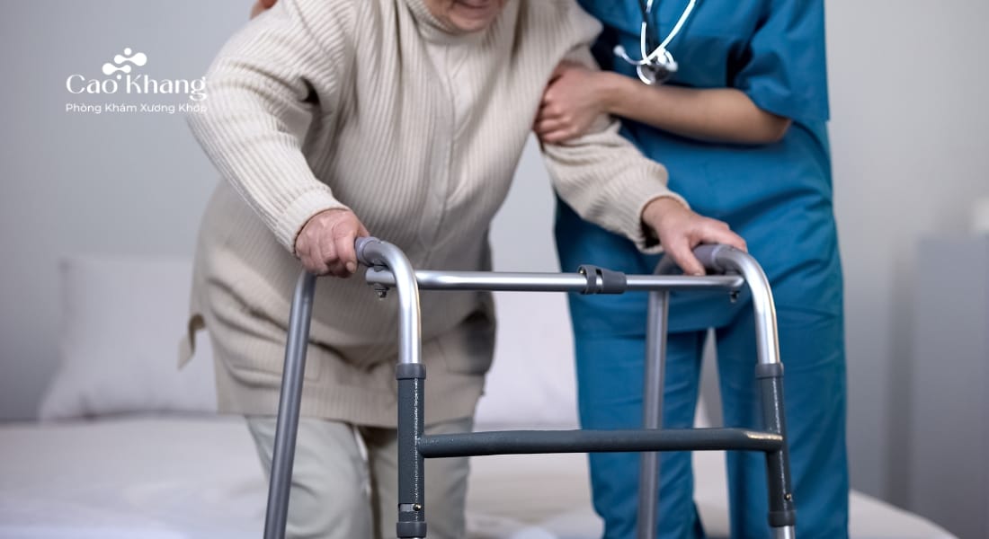 thay khớp háng bao lâu thì đi được