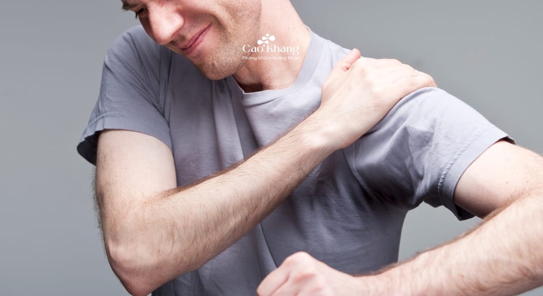 bả vai đau nhức không giơ lên cao được