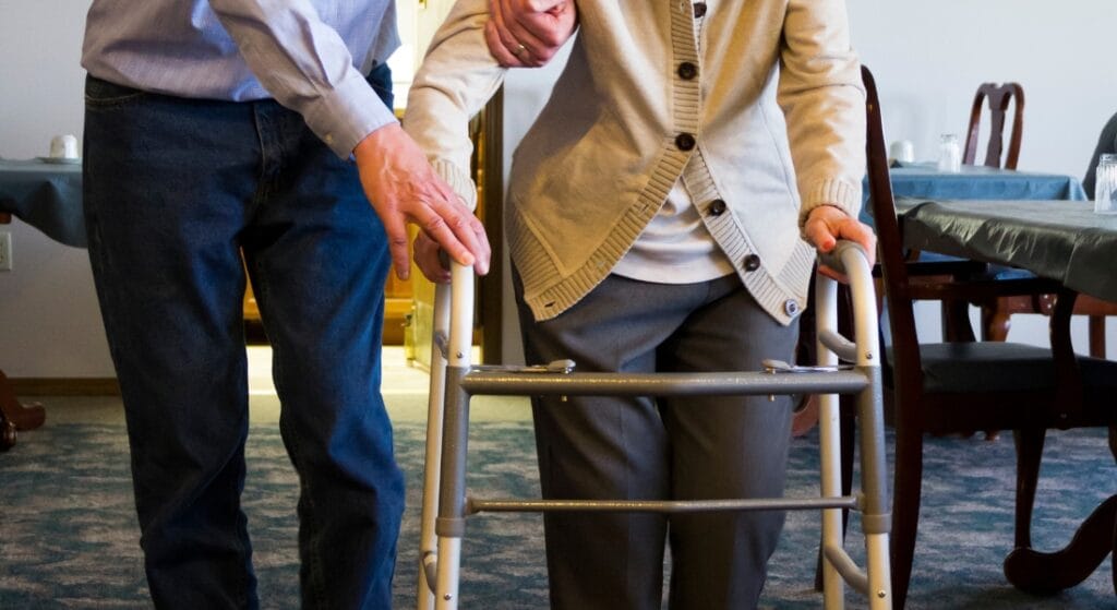 bệnh loãng xương giảm khả năng vận động