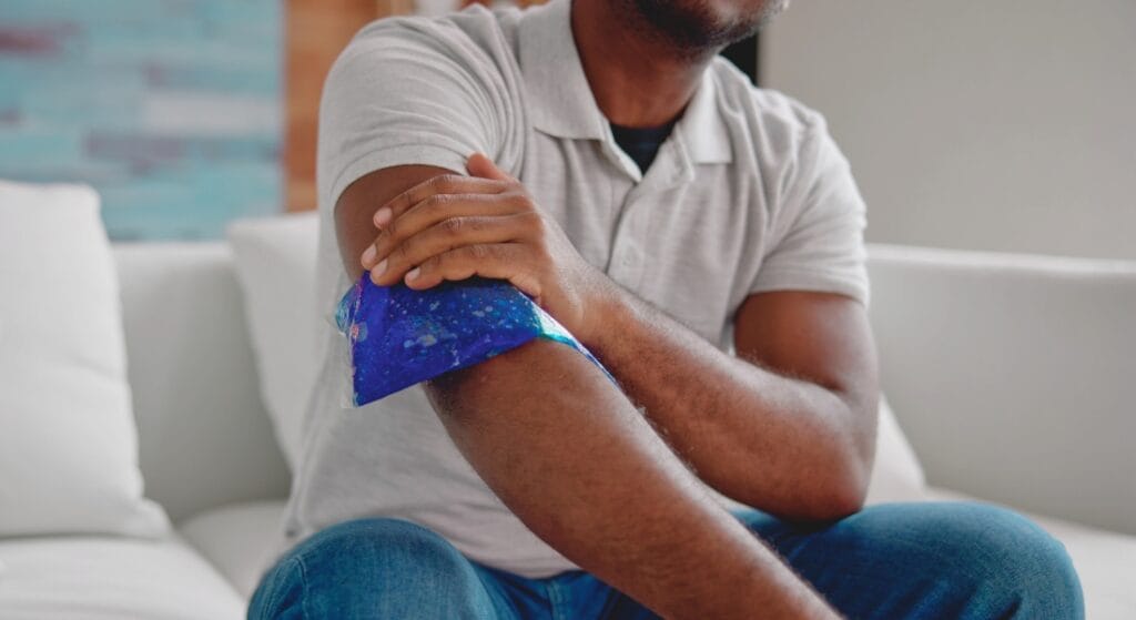 chườm lạnh giảm đau nhức cánh tay
