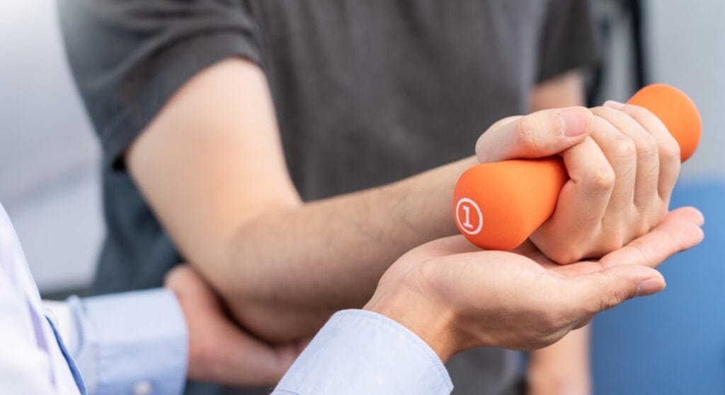 điều trị cánh tay bị mất lực